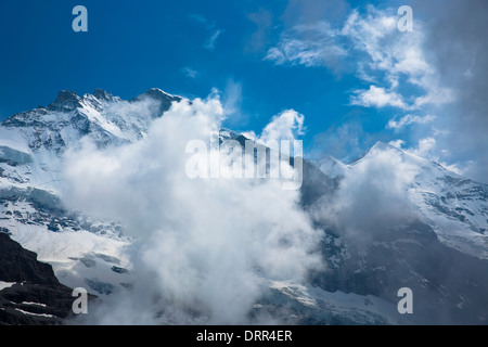 Jungfrau-Berg (links) und Siberhorn (verschneiten Dreieck) in den Schweizer Alpen, Berner Oberland, Schweiz Stockfoto