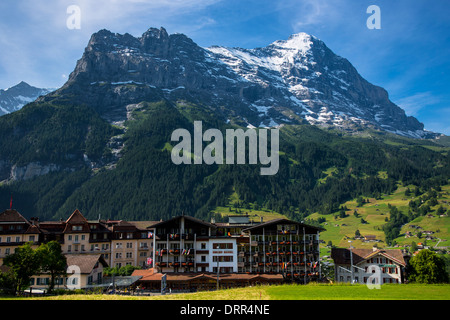 Die Stadt von Grindelwald unter den Eiger-Nordwand in den Schweizer Alpen im Berner Oberland, Schweiz Stockfoto