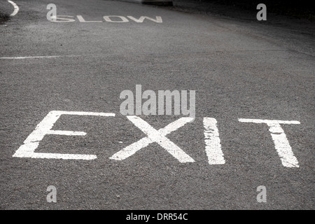 Ausfahrt in weißer Farbe auf eine asphaltierte Straße geschrieben Treiber der Ausweg zeigen. Stockfoto