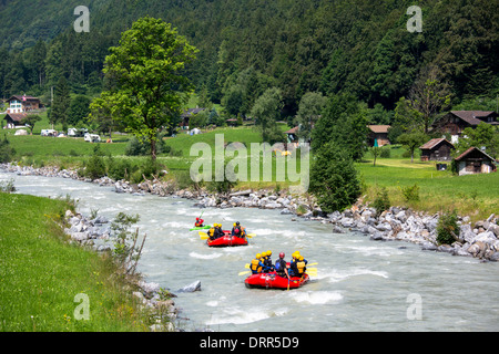 Touristen Wildwasser-rafting in Richtung Interlaken im Berner Oberland, Schweiz Stockfoto