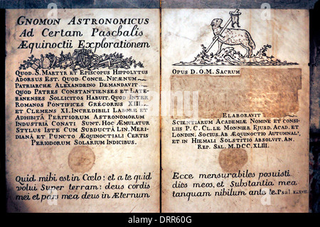 Paris, Frankreich. Kirche Saint-Sulpice. Lateinische Inschrift auf dem der Gnomon Astronomicus [siehe Beschreibung] Stockfoto