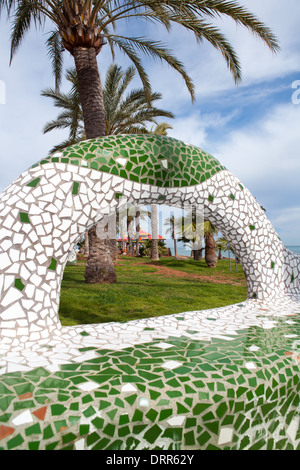 Oropesa del Mar Castellon Gärten am Strand mit Fliesen Mosaik Bank Spanien Stockfoto