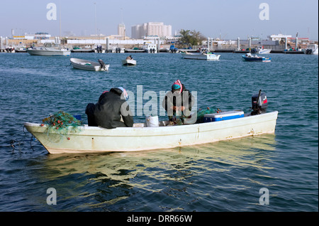 Küstenfischer clearing ihre Netze für den täglichen Fischmarkt statt an der Corniche in Doha, Katar, im Januar 2005 Stockfoto