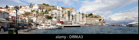 Genähte Panoramablick auf Hydra Hafen im Argo-Saronischen Golf, Griechenland Stockfoto