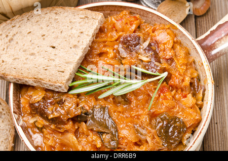 Sauerkraut in polnische Art mit geräuchertem Fleisch Stockfoto