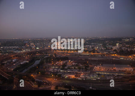 Blick auf die Skyline von Melbourne bei Nacht zeigt die Docks von The Melbourne Star ist ein Riesenrad in der Waterfront City-Bezirk in den Docklands von Melbourne, die Hauptstadt von Victoria, Australien Stockfoto