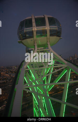 Das Melbourne Star-Riesenrad in der Waterfront City-Bezirk in den Docklands von Melbourne eröffnet 23.12.2013 entnommen einer Hülse an der Spitze des Rades zeigt die Stadt und die Vororte in der Skyline in der Abenddämmerung mit grüne Lichter zeigen auf dem Rad genommen Stockfoto