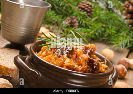 Sauerkraut in polnische Art mit geräuchertem Fleisch Stockfoto