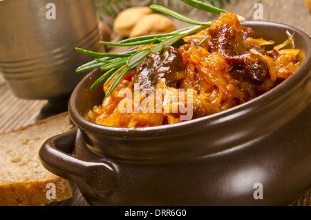 Sauerkraut in polnische Art mit geräuchertem Fleisch Stockfoto