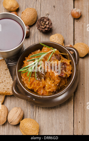 Sauerkraut in polnische Art mit geräuchertem Fleisch Stockfoto