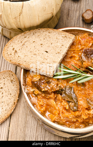 Sauerkraut in polnische Art mit geräuchertem Fleisch Stockfoto