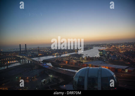Blick auf den Yarra River und die Skyline der Bolte Bridge Nacht vom The Melbourne Star ist ein Riesenrad in der Waterfront City-Bezirk in den Docklands von Melbourne, die Hauptstadt von Victoria, Australien. Stockfoto