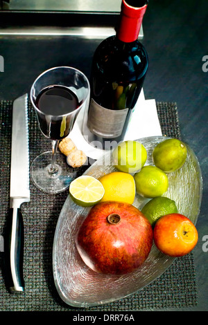 verschiedene Früchte auf Tablett und Rotwein Stockfoto