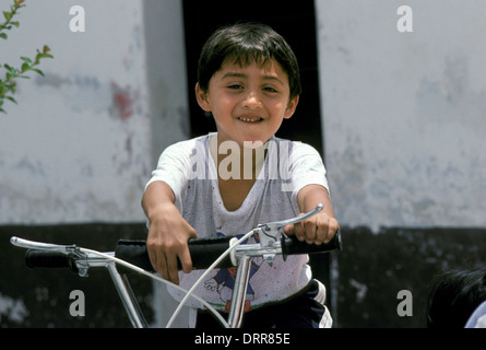 Junge mit dem Fahrrad auf der Insel Cozumel, Mexiko Stockfoto