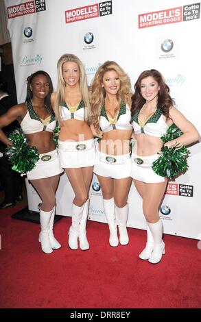 New York, NY, USA. 30. Januar 2014. NY Jets Flight Crew Cheerleader im Ankunftsbereich für Friars Club Braten von Boomer Esiason, Waldorf-Astoria, New York, NY 30. Januar 2014. Bildnachweis: Kristin Callahan/Everett Collection/Alamy Live-Nachrichten Stockfoto