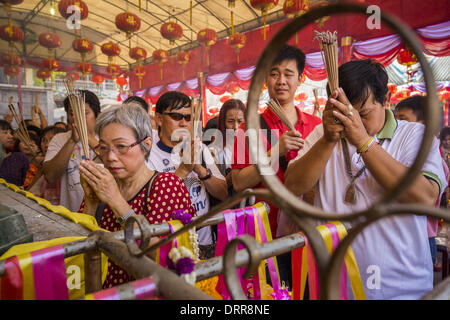 Bangkok, Thailand. 31. Januar 2014. Menschen beten am Wat Mangkon Kamalawat Lunar New Year Feiern, auch bekannt als Tet und Chinese New Year. Dieses Jahr ist das Jahr des Pferdes. Bildnachweis: Jack Kurtz/ZUMAPRESS.com/Alamy Live-Nachrichten Stockfoto