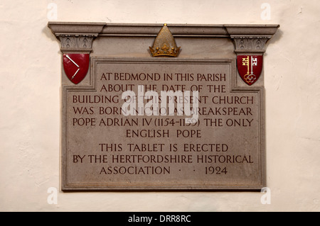 Nicholas Breakspear Memorial, St. Lawrence die Märtyrer-Kirche, Äbte Langley, Hertfordshire, England, UK Stockfoto