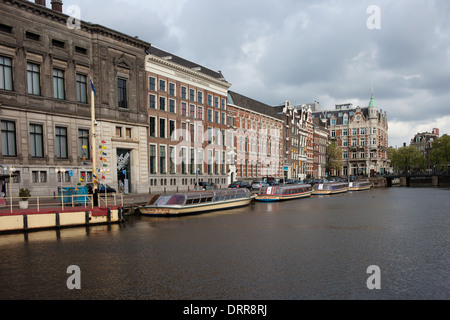 Kanal und Gebäude entlang Oude Turfmarkt in das Stadtzentrum von Amsterdam, Holland, Niederlande. Stockfoto