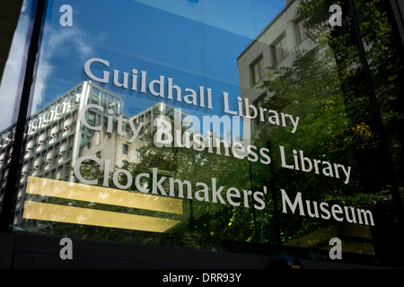 Guildhall-Bibliothek, Stadtbibliothek Business und Uhrmacher Museum Sign, der City of London, UK Stockfoto
