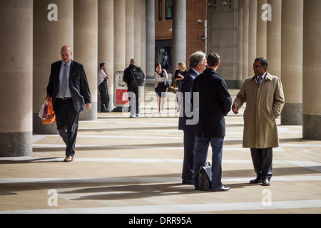 Geschäftsleuten stehen und reden in Paternoster Square, London, UK Stockfoto