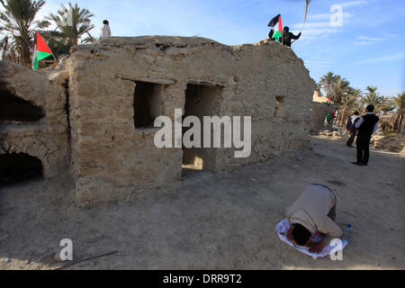 Jordan Vally, Westjordanland, Palästinensische Gebiete. 31. Januar 2014. Eine palästinensische Aktivist betet an der Stelle des alten Dorfes bekannt als Ein Hijleh im Jordan-Tal in der Nähe der West Bank Stadt Jericho, 31. Januar 2014. Hunderte von Palästinensern kündigte heute den Start der "Melh Al-ArdÃ ¢? Â (Salz der Erde) Kampagne durch die Wiederbelebung des Dorfes Ein Hijleh im Jordan-Tal auf dem Gelände der orthodoxen Kirche und St. Gerassimos Kloster. Die Kampagne wird gestartet, in der Weigerung der israelischen Politik, die darauf abzielen, Judaizing und das Jordantal zu annektieren (Credit-Bild: © Issam Rimawi/APA Stockfoto