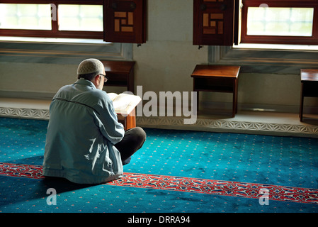 Muslimischen Mann liest den Koran Stockfoto