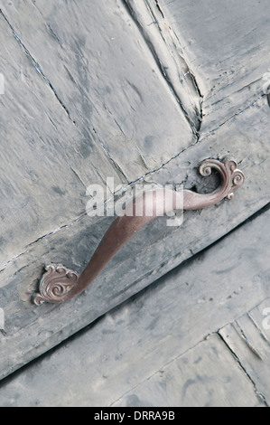 Antiker Türgriff auf French Quarter Tür. Stockfoto