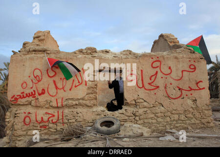 Jordan Vally, Westjordanland, Palästinensische Gebiete. 31. Januar 2014. Eine palästinensische Aktivist blinkt ein Victory-Zeichen an der Stelle des alten Dorfes bekannt als Ein Hijleh im Jordan-Tal in der Nähe der West Bank Stadt Jericho, 31. Januar 2014. Hunderte von Palästinensern kündigte heute den Start der "Melh Al-ArdÃ ¢? Â (Salz der Erde) Kampagne durch die Wiederbelebung des Dorfes Ein Hijleh im Jordan-Tal auf dem Gelände der orthodoxen Kirche und St. Gerassimos Kloster. Die Kampagne wird gestartet, in der Weigerung der israelischen Politik, die darauf abzielen, Judaizing und das Jordantal zu annektieren (Credit-Bild: © Stockfoto