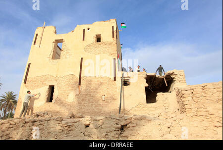 Jordan Vally, Westjordanland, Palästinensische Gebiete. 31. Januar 2014. Palästinensische und ausländische Aktivisten halten palästinensische Fahnen auf dem Gelände des alten Dorfes bekannt als Ein Hijleh im Jordan-Tal in der Nähe der West Bank Stadt Jericho, 31. Januar 2014. Hunderte von Palästinensern kündigte heute den Start der "Melh Al-Ardâ? (Salz der Erde) Kampagne durch die Wiederbelebung des Dorfes Ein Hijleh im Jordan-Tal auf dem Gelände der orthodoxen Kirche und St. Gerassimos Kloster. Die Kampagne wird in der Weigerung der israelischen Politik, die darauf abzielen, Judaizing und annektiert das Jordantal (Credi gestartet. Stockfoto