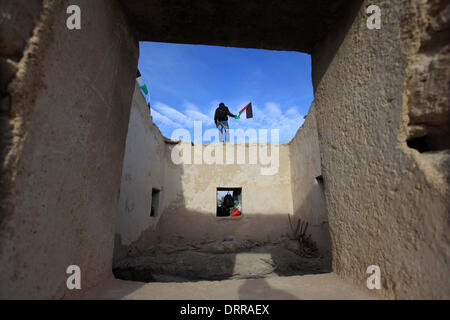 Jordan Vally, Westjordanland, Palästinensische Gebiete. 31. Januar 2014. Palästinensische Aktivisten halten ihre Nationalflaggen auf dem Gelände des alten Dorfes bekannt als Ein Hijleh im Jordan-Tal in der Nähe der West Bank Stadt Jericho, 31. Januar 2014. Hunderte von Palästinensern kündigte heute den Start der "Melh Al-Ardâ? (Salz der Erde) Kampagne durch die Wiederbelebung des Dorfes Ein Hijleh im Jordan-Tal auf dem Gelände der orthodoxen Kirche und St. Gerassimos Kloster. Die Kampagne wird gestartet, in der Weigerung der israelischen Politik, die darauf abzielen, Judaizing und das Jordantal zu annektieren (Credit-Bild: Stockfoto