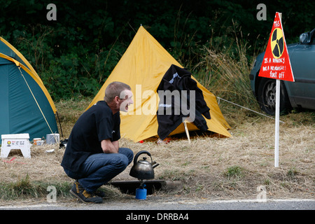 Anti-Fracking Demonstranten vor dem Eingang auf der quaderiglia Website zu bohren. Stockfoto