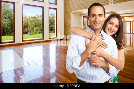 Junge glückliche Paar in ihrem neuen Haus Stockfoto