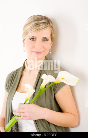 Romantische Frau halten Calla Lilie Blume Stockfoto