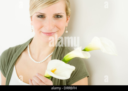 Romantische Frau halten Calla Lilie Blume Stockfoto