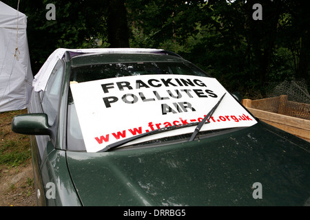 Anti-Fracking Demonstranten vor dem Eingang zu der Cuadrilla Bohren Website. Stockfoto