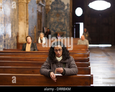 Frau in der Kirche beten Stockfoto