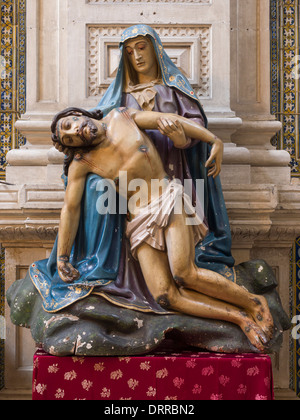 Pietà-Statue, die Darstellung der Jungfrau Maria wiegt die Leiche von Jesus in der Kirche Igreja de Santa Cruz in Coimbra, Portugal Stockfoto