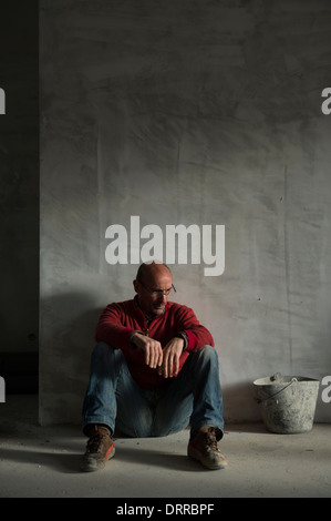 Depressive Menschen sitzen auf dem Boden Stockfoto