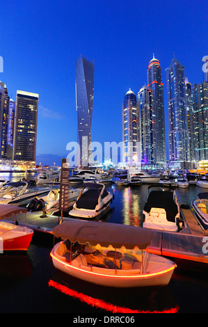 Dubai Marina bei Nacht. Stockfoto