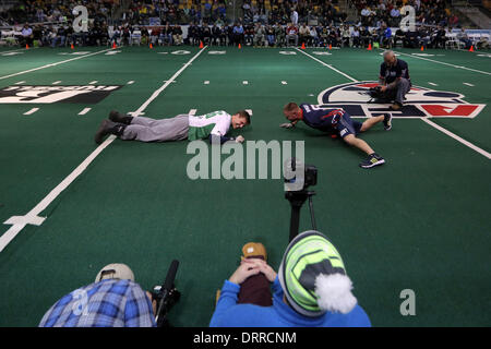 West Orange, New Jersey, USA. 29. Januar 2014. US Armee-Veteran GREG REYNOLDS, Wettbewerb rechts, Niederlagen BRANDON SCHMIDT in einen Pushup während der Halbzeit der Verwundeten Krieger vs 9/11-Ersthelfer Nächstenliebe Fußballspiel Codey Arena. Reynolds, verlor man den linken Arm, sagt er den stärkste Gegner während jedes Spiel in einen Pushup Wettbewerb herausfordert und nie verloren hat. Bildnachweis: Michael Cummo/ZUMA Wire/ZUMAPRESS.com/Alamy Live-Nachrichten Stockfoto