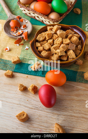 Stillleben mit bunten Ostereiern und Croutons Stockfoto