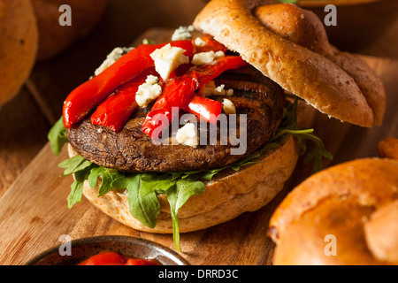 Gesunde vegetarische Portobello Mushroom Burger mit Käse und Gemüse Stockfoto