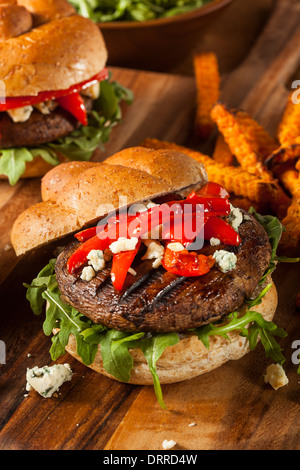 Gesunde vegetarische Portobello Mushroom Burger mit Käse und Gemüse Stockfoto