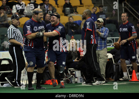 West Orange, New Jersey, USA. 29. Januar 2014. US Marine Corps Veteran BJ GANEM, zentrieren, feiert eine defensive Sicherheit mit US-Marine Veteran Clint Bruce während die Verwundeten Krieger vs 9/11-Ersthelfer-Football-Spiel in Codey Arena. Bildnachweis: Michael Cummo/ZUMA Wire/ZUMAPRESS.com/Alamy Live-Nachrichten Stockfoto