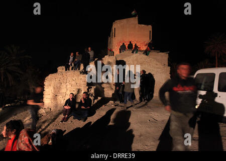 Jordan Vally, Westjordanland, Palästinensische Gebiete. 31. Januar 2014. Palästinensische und ausländische Aktivisten sitzen auf dem Gelände des alten Dorfes bekannt als Ein Hijleh im Jordan-Tal in der Nähe der West Bank Stadt Jericho, 31. Januar 2014. Hunderte von Palästinensern kündigte heute den Start der Kampagne "Melh Al-Ard" (Salz der Erde) durch die Wiederbelebung des Dorfes Ein Hijleh im Jordan-Tal auf dem Gelände der orthodoxen Kirche und St. Gerassimos Kloster. Die Kampagne wird gestartet, in der Weigerung der israelischen Politik, die darauf abzielen, Judaizing und das Jordantal zu annektieren (Credit-Bild: © Issam Rimawi/AP Stockfoto
