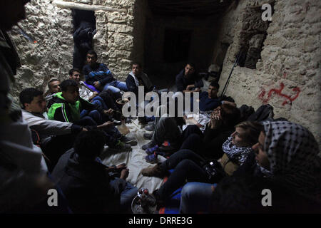 Jordan Vally, Westjordanland, Palästinensische Gebiete. 31. Januar 2014. Palästinensische und ausländische Aktivisten sitzen in einer Struktur auf dem Gelände des alten Dorfes bekannt als Ein Hijleh im Jordan-Tal in der Nähe der West Bank Stadt Jericho, 31. Januar 2014. Hunderte von Palästinensern kündigte heute den Start der Kampagne "Melh Al-Ard" (Salz der Erde) durch die Wiederbelebung des Dorfes Ein Hijleh im Jordan-Tal auf dem Gelände der orthodoxen Kirche und St. Gerassimos Kloster. Die Kampagne wird in der Weigerung der israelischen Politik, die darauf abzielen, Judaizing und annektiert das Jordantal (Credit Bild gestartet. Stockfoto