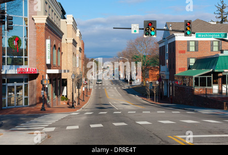 Auf der Suche nach unten Main Street in der Innenstadt von Blacksburg, Virginia. Stockfoto
