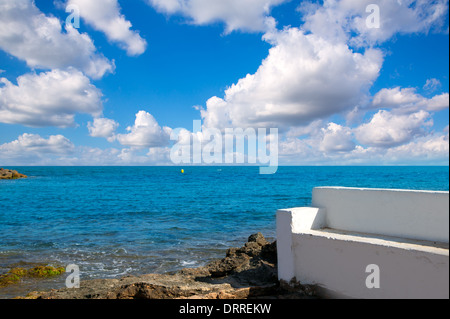 Torrevieja Alicante weiße Bank in den Felsen der Küste des Mittelmeeres Stockfoto