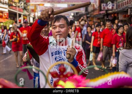 Bangkok, Thailand. 31. Januar 2014. Schlagzeuger für chinesische Löwen Tanzgruppe führt auf Yaowarat Straße feiert das Jahr des Pferdes während Lunar New Year Feierlichkeiten. Bildnachweis: Jack Kurtz/ZUMAPRESS.com/Alamy Live-Nachrichten Stockfoto