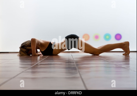 Frau Hypopressive Bauch Übungen Stockfoto